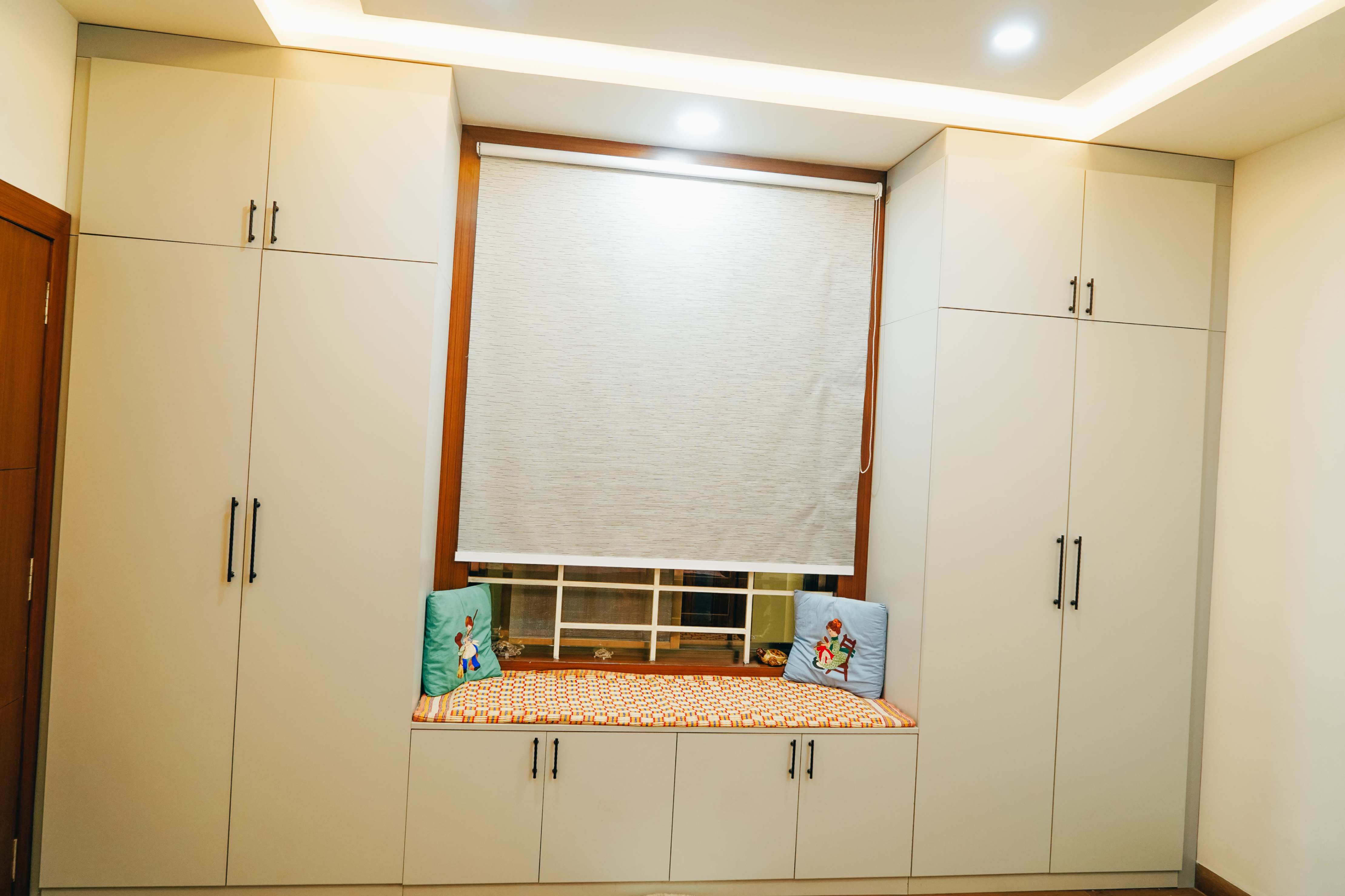 Compact wardrobe with built-in drawers