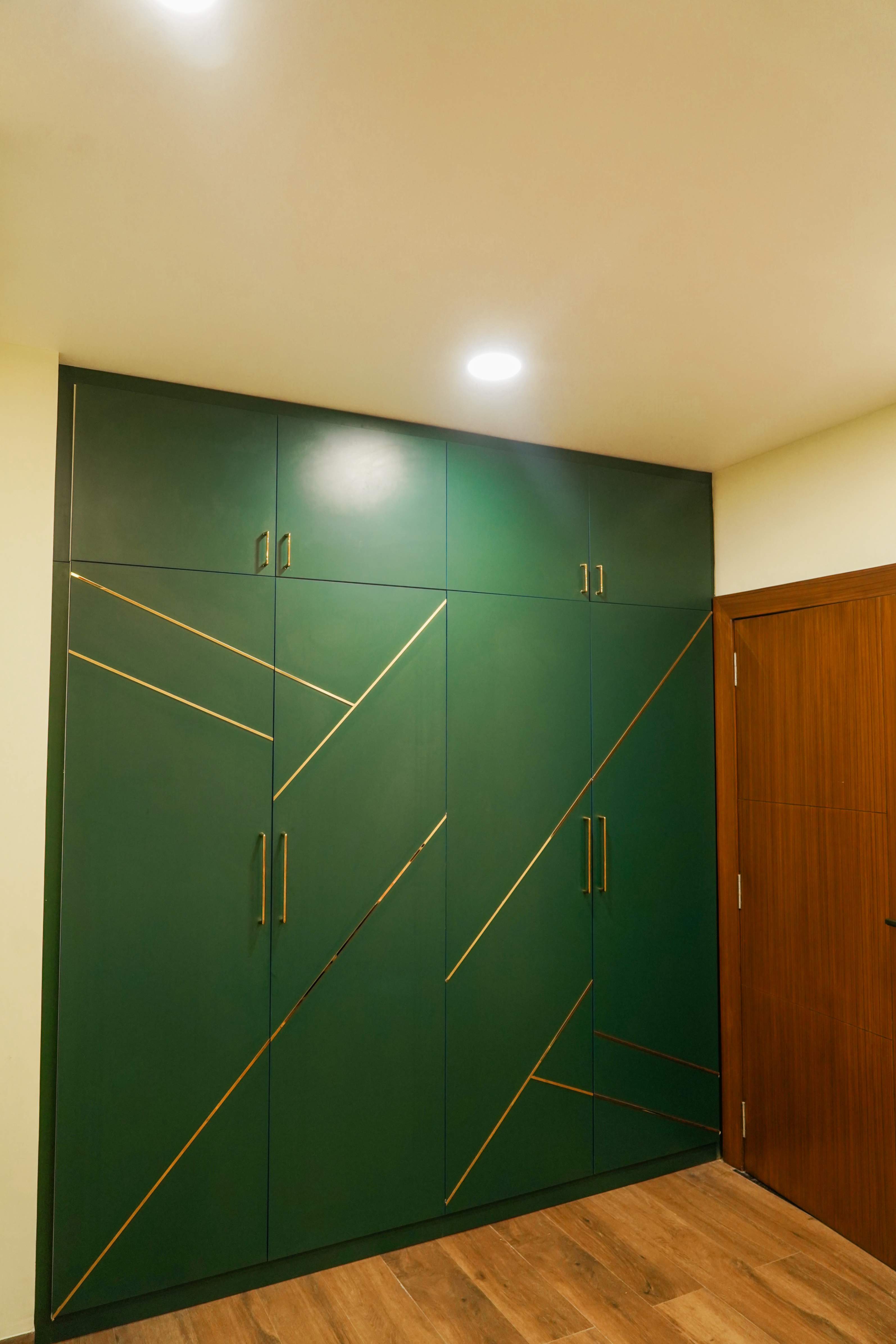 Compact wardrobe with built-in drawers