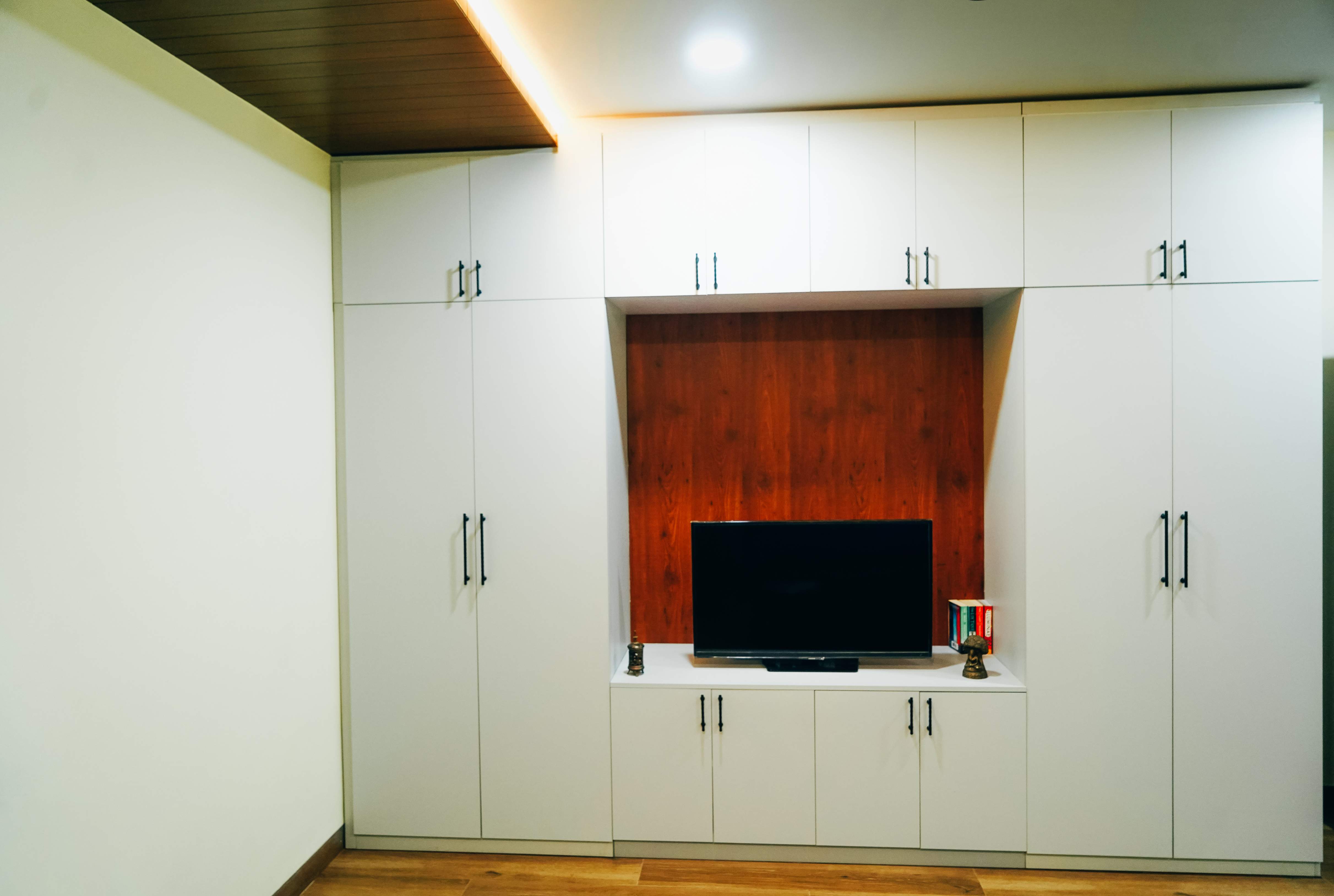 Compact wardrobe with built-in drawers